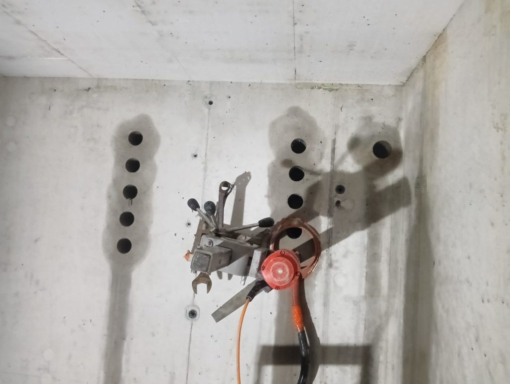 Otwory w betonie pod rury i kanalizację — jak zaplanować przepusty instalacyjne?